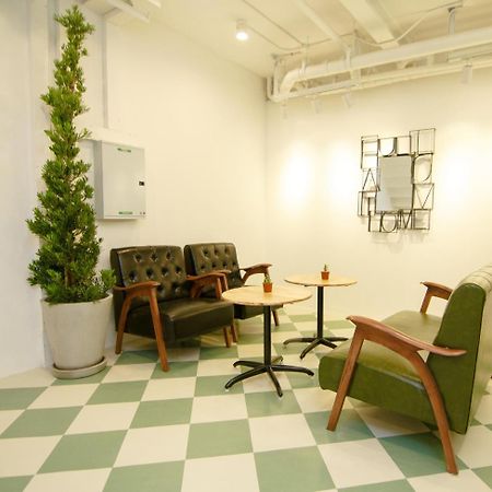 Folk Poshtel Asok Hostel Bangkok Bagian luar foto