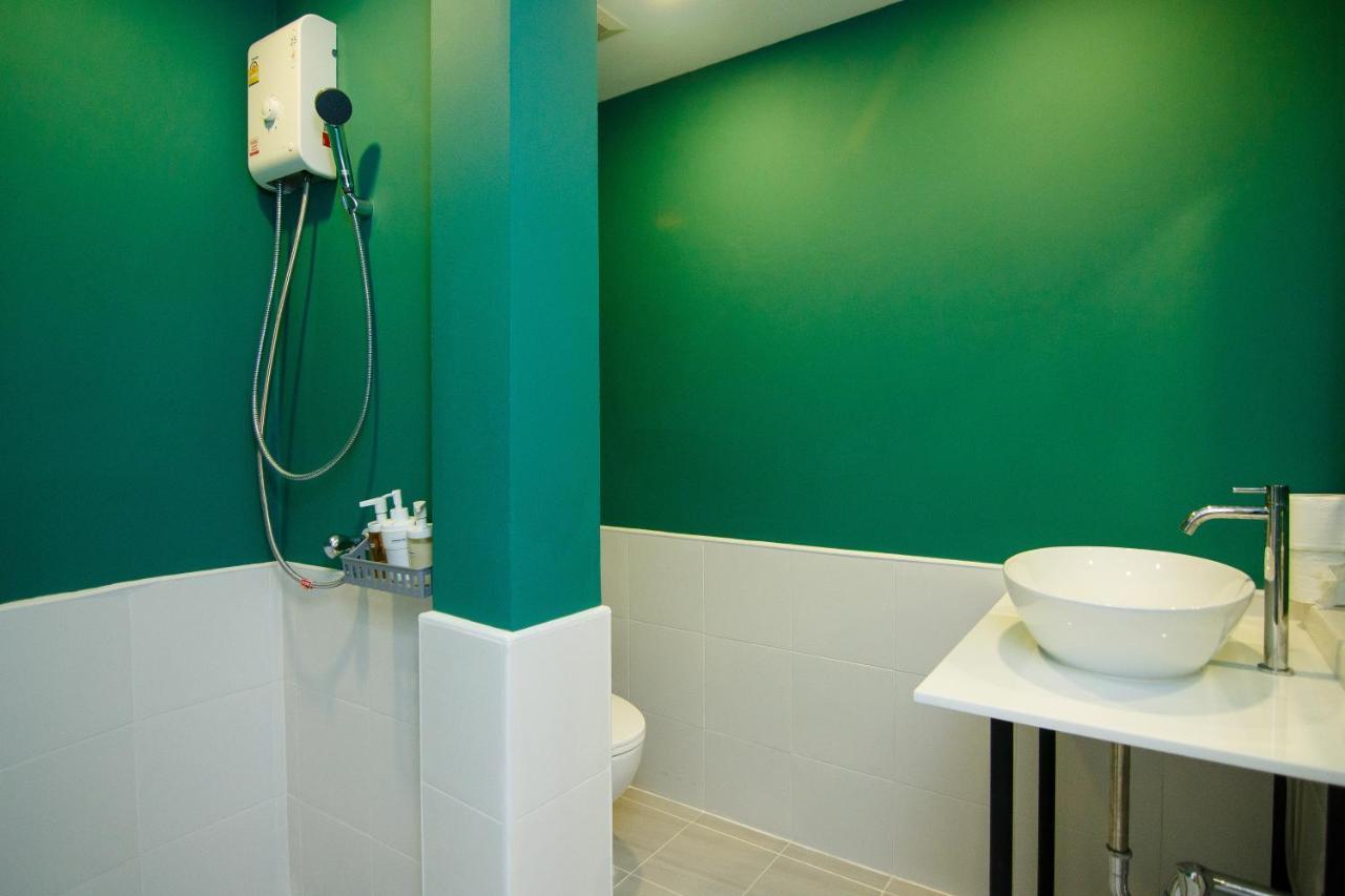 Folk Poshtel Asok Hostel Bangkok Bagian luar foto