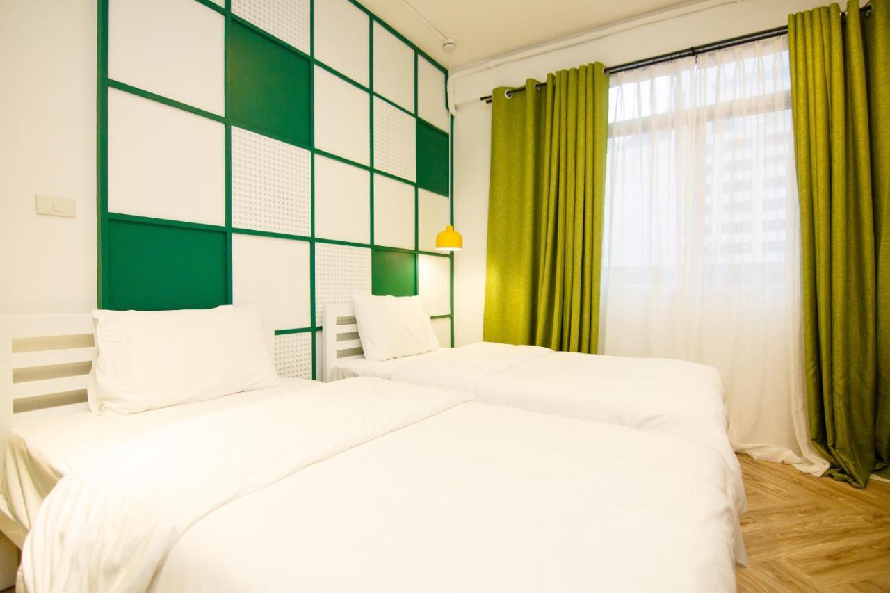 Folk Poshtel Asok Hostel Bangkok Bagian luar foto