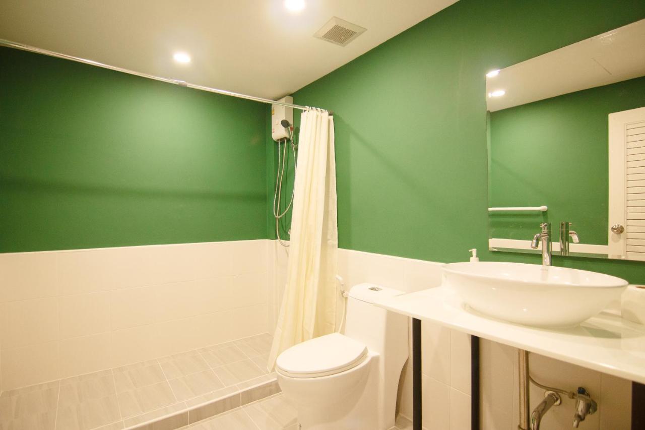 Folk Poshtel Asok Hostel Bangkok Bagian luar foto