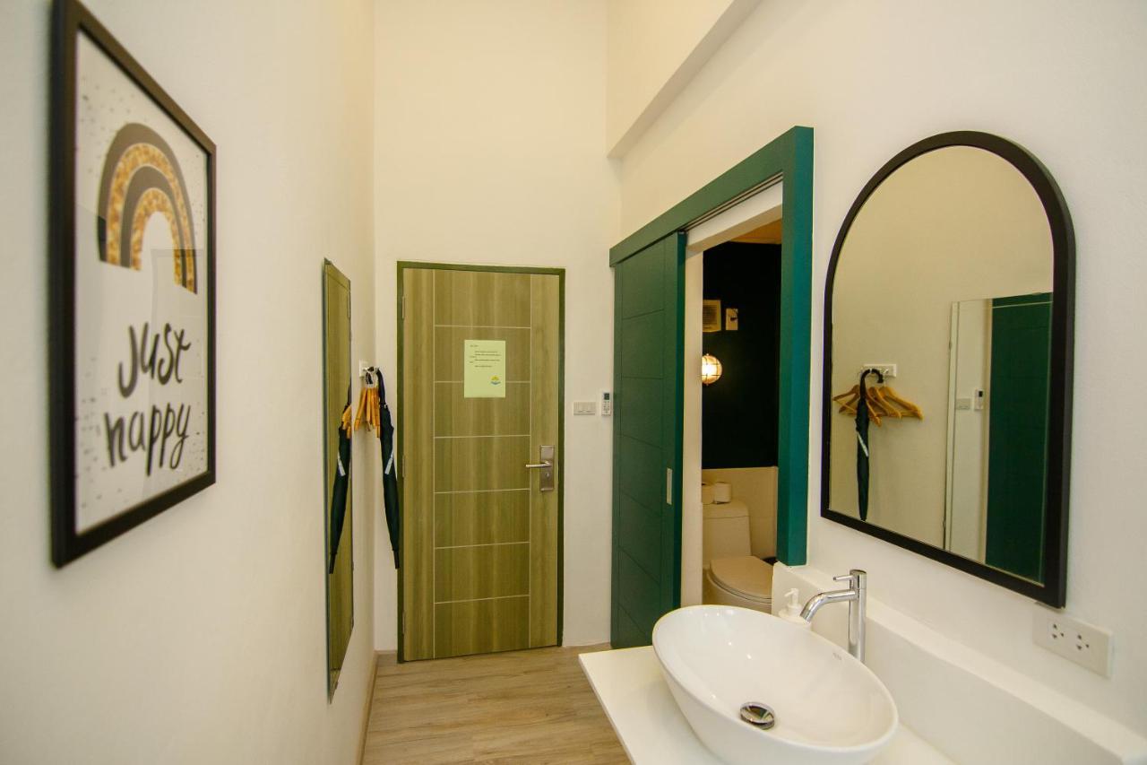 Folk Poshtel Asok Hostel Bangkok Bagian luar foto