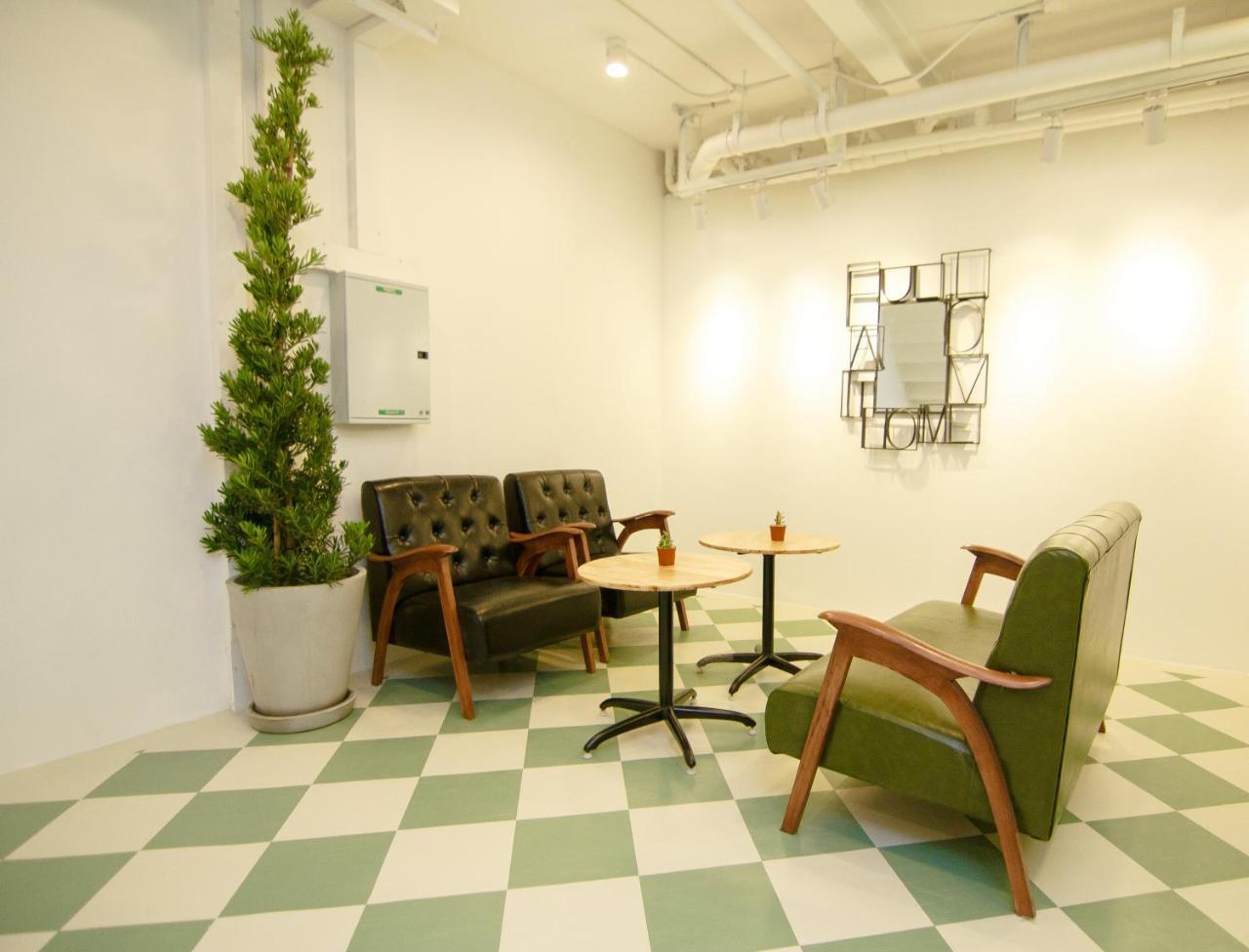 Folk Poshtel Asok Hostel Bangkok Bagian luar foto