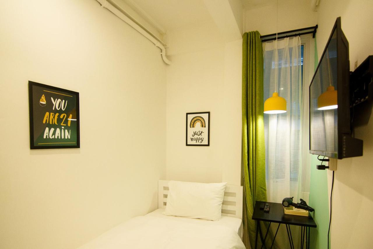 Folk Poshtel Asok Hostel Bangkok Bagian luar foto