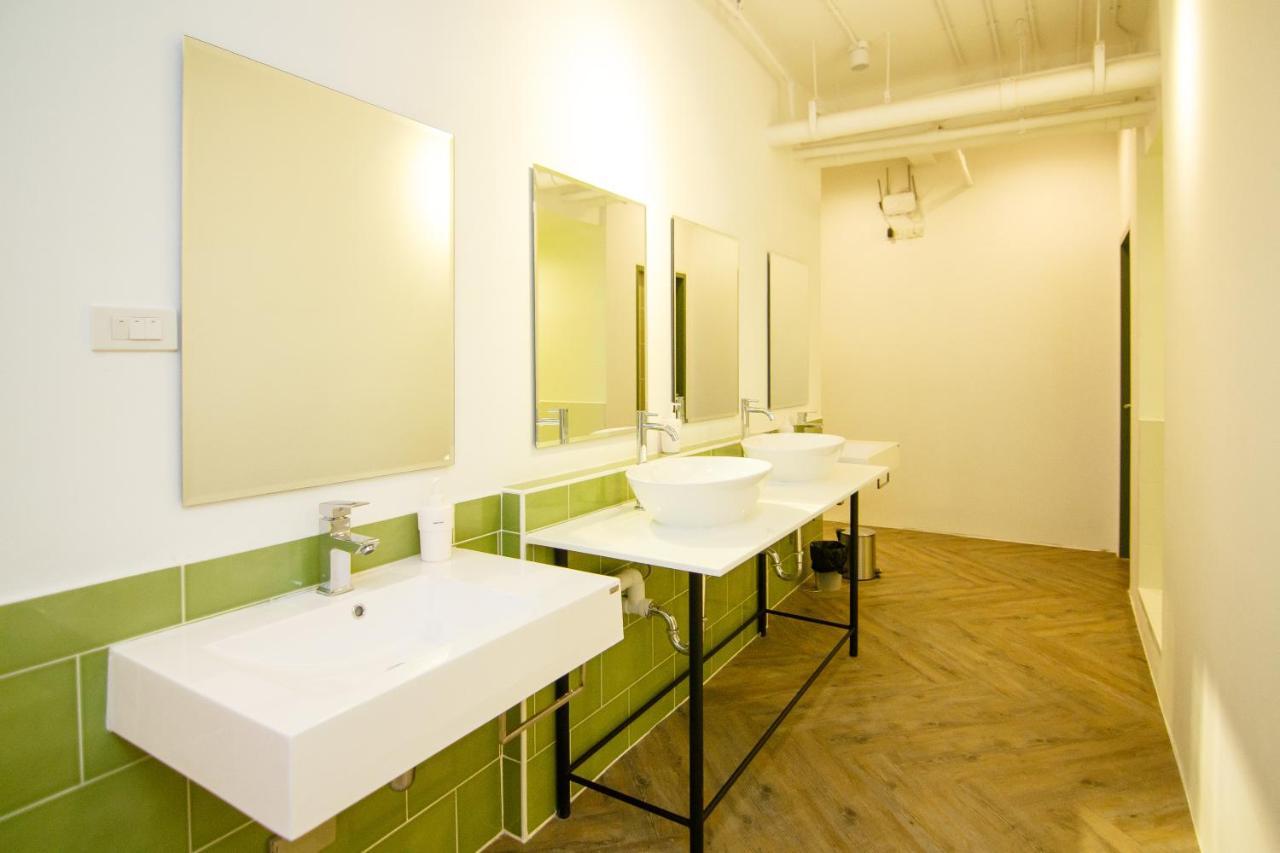 Folk Poshtel Asok Hostel Bangkok Bagian luar foto