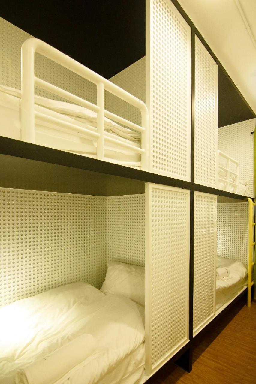 Folk Poshtel Asok Hostel Bangkok Bagian luar foto