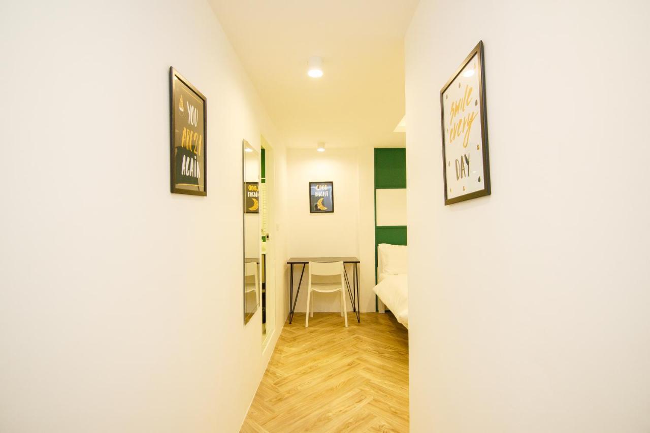 Folk Poshtel Asok Hostel Bangkok Bagian luar foto