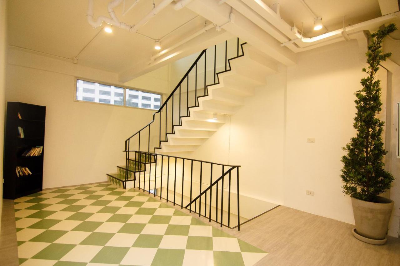 Folk Poshtel Asok Hostel Bangkok Bagian luar foto