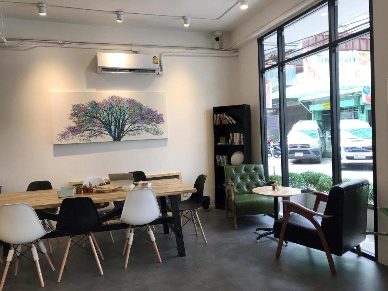 Folk Poshtel Asok Hostel Bangkok Bagian luar foto