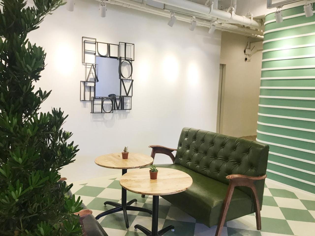 Folk Poshtel Asok Hostel Bangkok Bagian luar foto