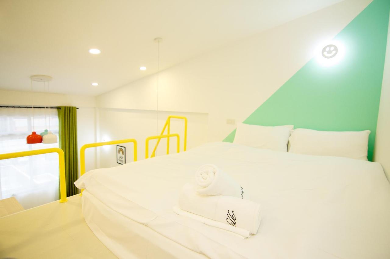 Folk Poshtel Asok Hostel Bangkok Bagian luar foto