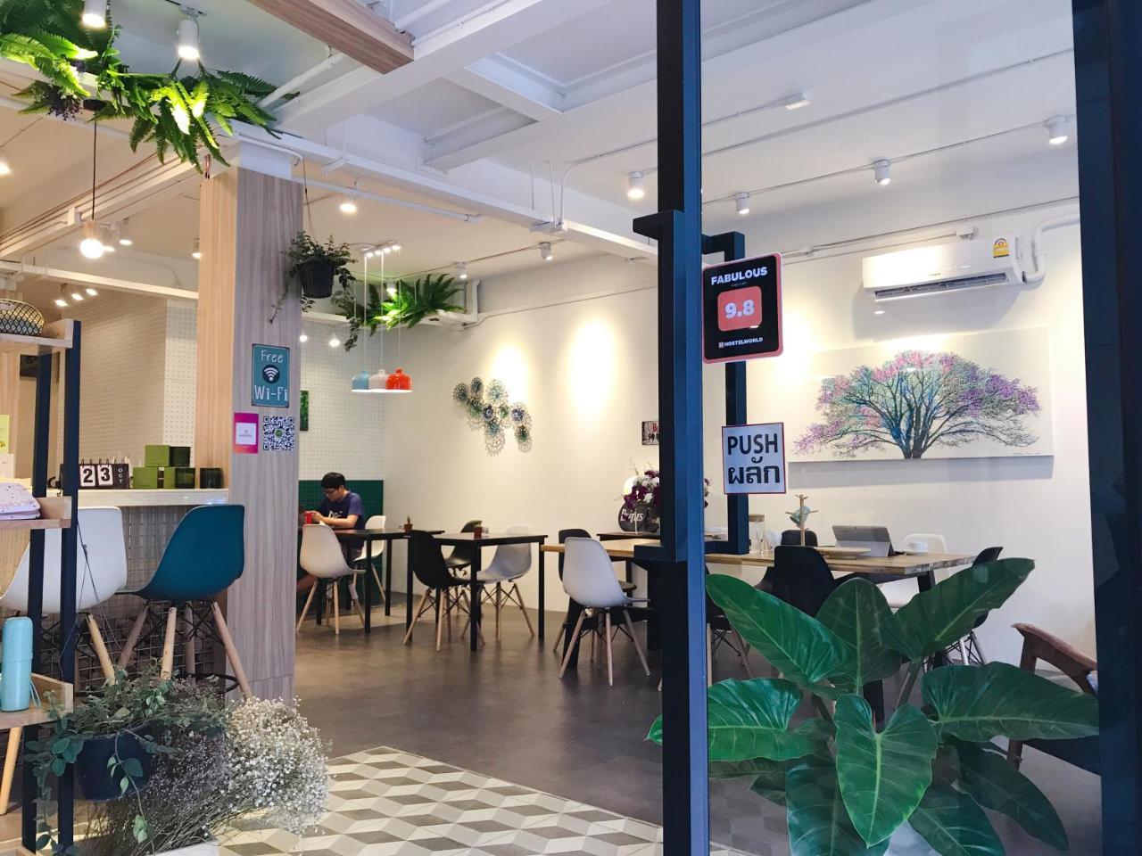 Folk Poshtel Asok Hostel Bangkok Bagian luar foto